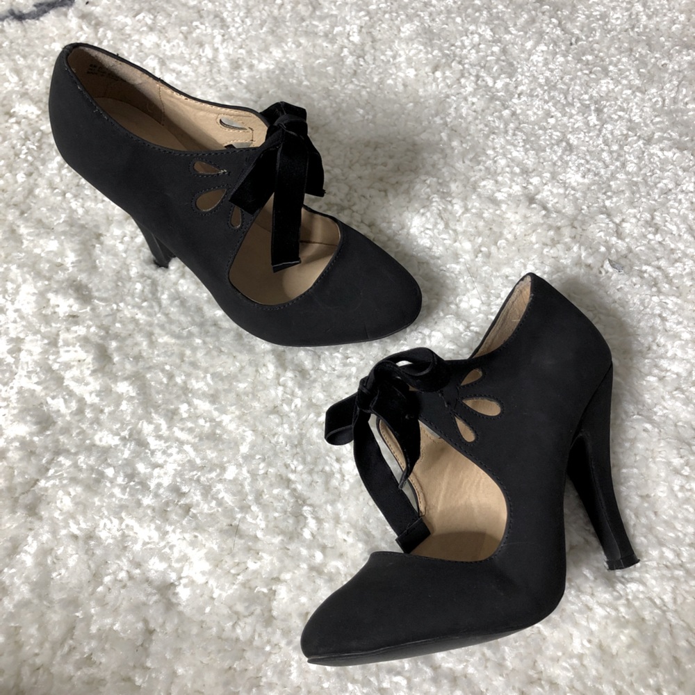 ModCloth Black Suede style Retro Pumps with Bow